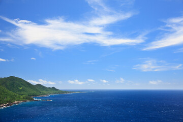 Fototapeta na wymiar 屋久島の海と山と青空