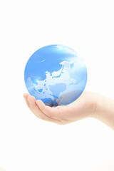 地球儀と子供の手