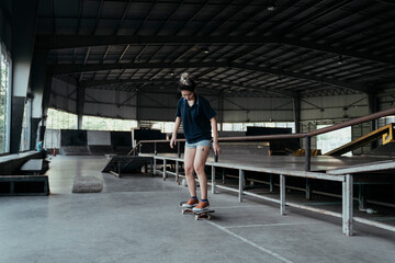 Obraz premium Skate board player woman playing board indoors.