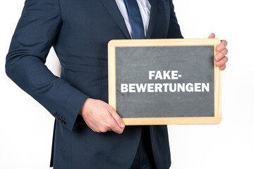 Geschäftsmann mit einer Tafel FAKE Bewertungen