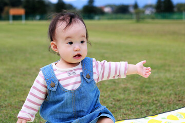 野原で遊ぶ1歳児