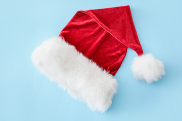 Obraz na płótnie Canvas Santa Claus hat on color background