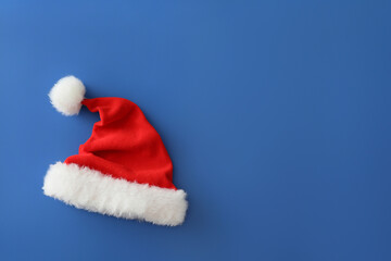 Obraz na płótnie Canvas Santa Claus hat on color background