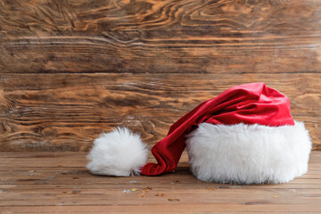 Obraz na płótnie Canvas Santa Claus hat on wooden background