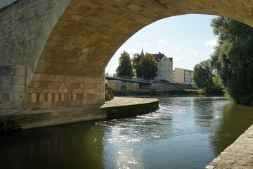 Fototapeta premium Blick durch den Brückenbogen in Regensburg