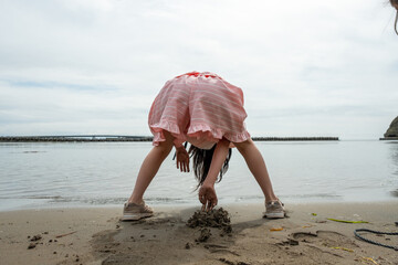 砂浜で遊ぶ女の子