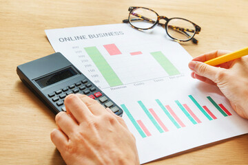 Obraz premium Young business busy working, entrepreneur analyzing financial information as graphics