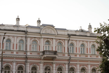 Fototapeta na wymiar Yaroslavl. Historic buildings; 18th-19th century; Beautiful ceremonial buildings at sunset.