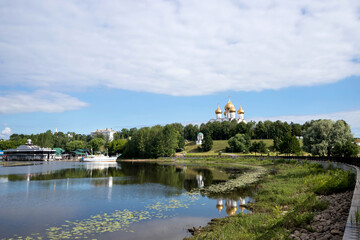 Obraz premium Summer day. Volga embankment is the pearl of Yaroslavl. Park on the Arrow