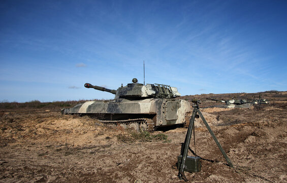 Armenian artillery mounts in the field perform shooting