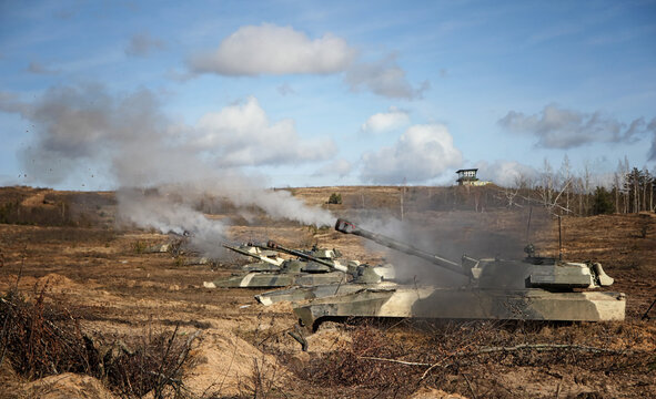 Armenian artillery mounts in the field perform shooting