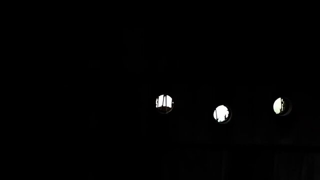 暗闇の中の丸い光、丸い窓からの光、lights from round window in a darkness