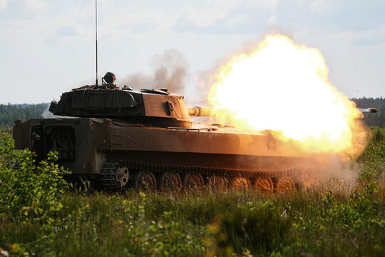 Armenian artillery mounts in the field perform shooting