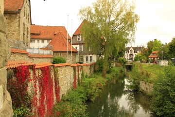 Obraz premium canal in the village,wasser, haus, fluss, see, architektur, landschaft, bauwerk, burg, natur, bäuerlich, alt, himmel, europa, dorf, herbst, blau, sommer, baum, anreisen, baum, kanal, fräsen, schön, gr