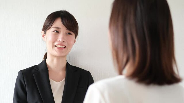 オフィスで雑談するビジネスウーマン