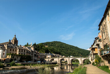 Vue panoramique de Saint-Geniez-d'Olt, Aveyron, France