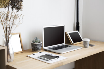 ノートパソコンと自宅のワークスペーステーブル周り