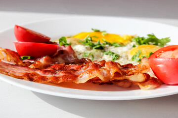 breakfast heifer scrambled eggs, tomatoes, fried bacon