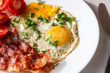 breakfast heifer scrambled eggs, tomatoes, fried bacon