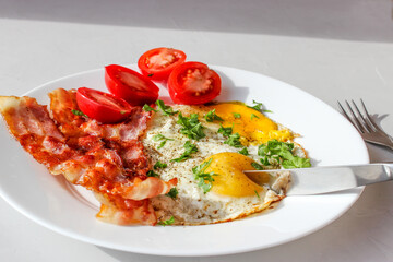 breakfast heifer scrambled eggs, tomatoes, fried bacon