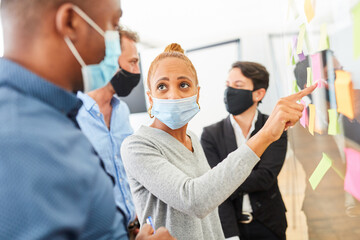 Obraz premium Business Leute mit Mundschutz wegen Covid-19