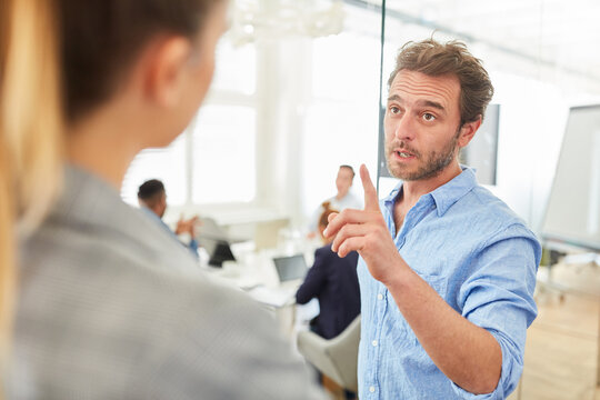 Business Mann mit erhobenem Zeigefinger