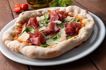 Pizza con bresaola, rucola e formaggio grana