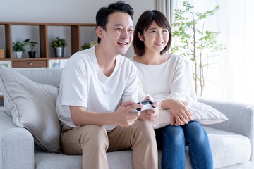 Obraz premium 家でゲームをするアジア人女性