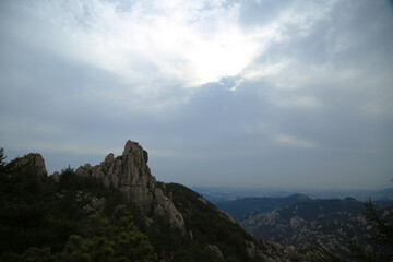Obraz premium A mountain peak under the clounded sun