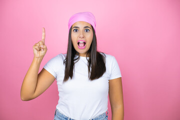 Obraz na płótnie Canvas Young beautiful woman wearing pink headscarf over isolated pink background surprised and thinking with her finger on her head that she has an idea.