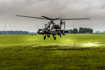 Fototapeta na wymiar Op de Elburgerweg was een Apache-helikopter geland met problemen.