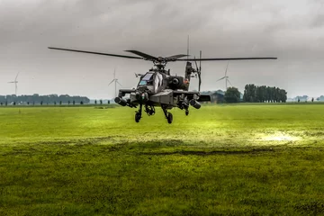 Fotobehang Op de Elburgerweg was een Apache-helikopter geland met problemen. © Michael Verbeek