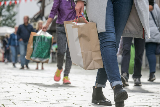 Menschen beim Shopping mit Einkaufst&uuml;ten in der Innenstadt - selektiver Fokus und Copyspace