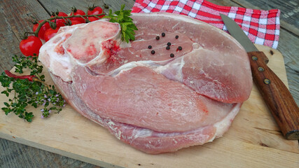 rouelle de porc crue sur une planche à découper