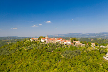 Fototapeta na wymiar Das Dorf Dracuc in Kroatien, auch als istrisches Hollywood bezeichnet, von oben 