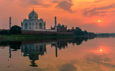 The Taj Mahal , ivory-white marble mausoleum at the time of Sunset on the south bank of the Yamuna river in the Indian city of Agra.
