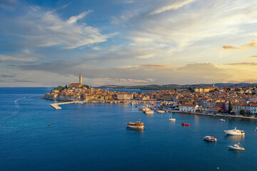 Die Altstadt von Rovinj in Kroatien von oben zum Sonnenaufgang. The old town of Rovinj in Croatia...