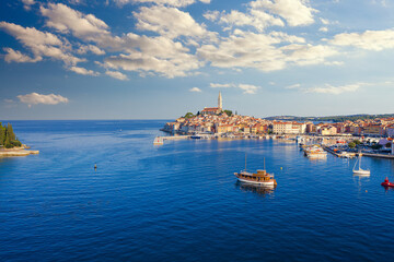 Aussicht auf den Hafen und die Altstadt von Rovinj in Kroatien 