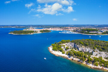 Fototapeta na wymiar Aussicht auf die Bucht von Rovinj mit seiner vorgelagerten Insel sowie der Altstadt im Hintergrund