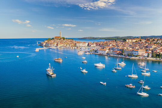 Aussicht auf den Hafen und die Altstadt von Rovinj in Kroatien 