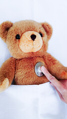 ours en peluche malade allongé dans une lit