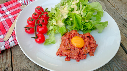 steak tartare de boeuf accompagné de salade verte