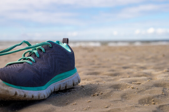 Sportschuh am Nordseestrand