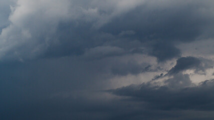 Fototapeta na wymiar Ciel dramatique pendant la formation d'un orage
