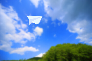 青空を飛ぶ紙飛行機