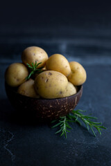 Kartoffeln und Rosmarin in einer Kokosnussschale