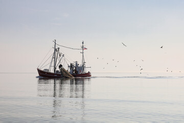 Fischkutter auf der Nordsee beim Fischfang