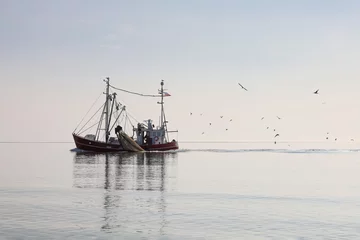 Selbstklebende Fototapeten Fischkutter auf der Nordsee beim Fischfang © Katja Xenikis