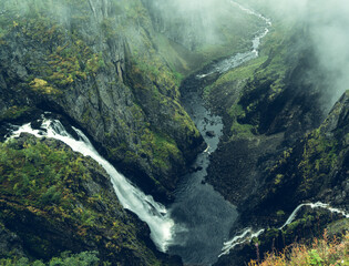 Jeden z najpopularniejszych norweskich wodospadów zwany Vøringfossen (Voringfossen)	
