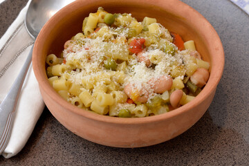 pasta con minestrone di verdure piatto classico italiano di inverno